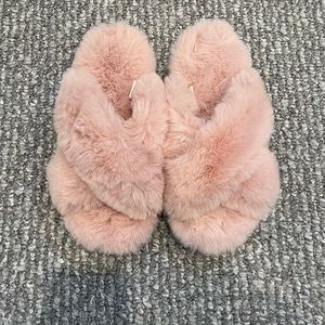 NWOT Women’s Furry Slippers